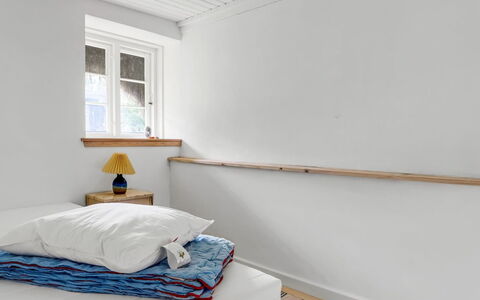Annabeth - 900M from the Sea: Madera, Piso, Suelo, Diseño De Interiores, Techo, Suelos De Madera, Habitación, Madera Dura, Cama, Habitación