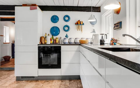 Annabeth - 900M from the Sea: Cocina, Aparato De Cocina, Mostrador, Electrodoméstico, Diseño De Interiores, Piso, Gabinetes, Madera, Electrodoméstico, Mueble