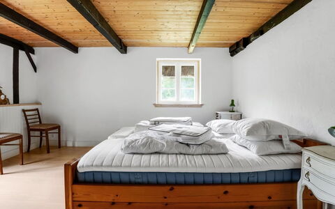 Annabeth - 900M from the Sea: Mueble, Cama, Diseño De Interiores, Habitación, Piso, Suelo, Lecho, Madera, Sábana, Techo