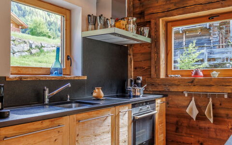 Chalet Gaea: Madera, Cocina, Manchas De Madera, Mostrador, Madera Dura, Techo, Tablón, Cuarto De Troncos, Cabaña, Gabinetes