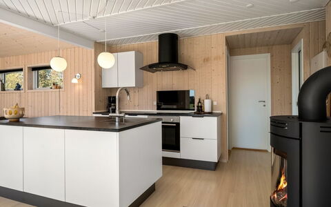 Herwarth - 400M from the Sea: Cocina, Mostrador, Diseño De Interiores, Piso, Madera, Mueble, Aparato De Cocina, Suelo, Techo, Gabinetes