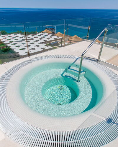 Collection View Free Spa & Padel
