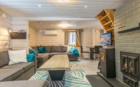 Villa Tintinmaja: Madera, Mueble, Piso, Suelo, Manchas De Madera, Puerta, Habitación, Madera Dura, Techo, Silla