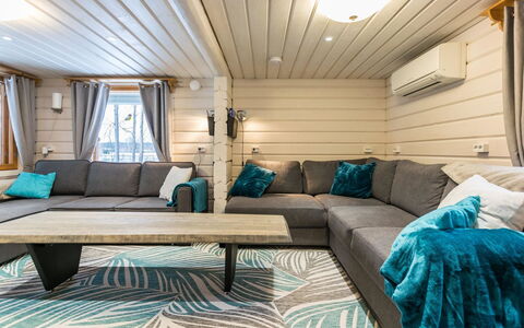 Villa Tintinmaja: Madera, Mueble, Piso, Suelo, Manchas De Madera, Puerta, Habitación, Madera Dura, Techo, Silla