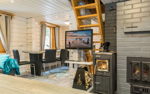 Villa Tintinmaja: Madera, Mueble, Piso, Suelo, Manchas De Madera, Puerta, Habitación, Madera Dura, Techo, Silla