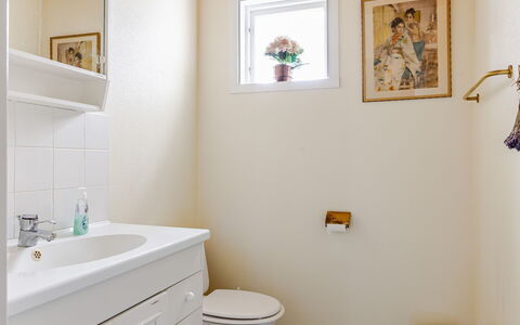 Vetlycke: Pared, Arreglo De Tubería, Baño, Asiento Del Baño, Lavabo Del Baño, Piso, Diseño De Interiores, Suelo, Baño, Lavabo