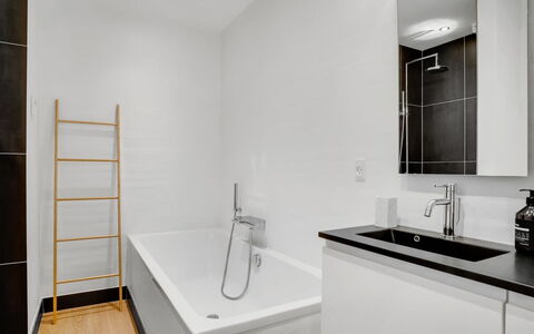 Anelle - 2.5Km from the Sea: Piso, Suelo, Diseño De Interiores, Pared, Arreglo De Tubería, Baño, Techo, Plomería, Grifo, Habitación