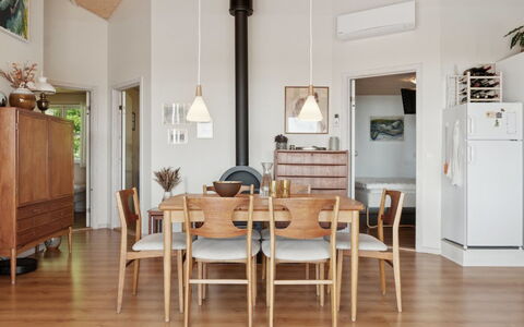 Mariam - 100M from the Sea: Mueble, Diseño De Interiores, Piso, Madera, Suelo, Lámpara, Silla, Suelos De Madera, Techo, Comedor
