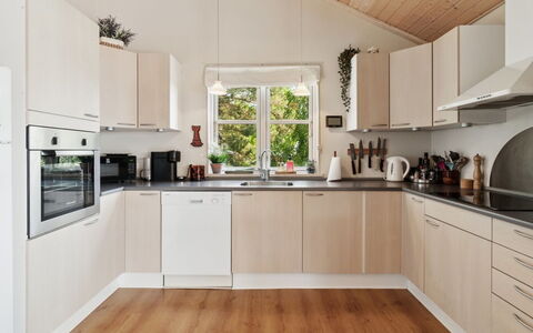 Mariam - 100M from the Sea: Cocina, Aparato De Cocina, Mostrador, Diseño De Interiores, Mueble, Gabinetes, Electrodoméstico, Madera, Piso, Electrodoméstico