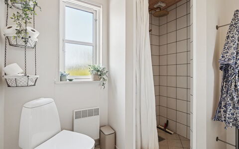 Mariam - 100M from the Sea: Asiento Del Baño, Piso, Baño, Arreglo De Tubería, Suelo, Diseño De Interiores, Baño, Plomería, Habitación, Lavabo
