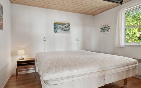 Mariam - 100M from the Sea: Mueble, Madera, Suelo, Piso, Diseño De Interiores, Habitación, Cama, Suelos De Madera, Linos, Habitación