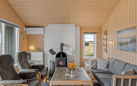 Fridgerd - 300M from the Sea: Madera, Diseño De Interiores, Mueble, Techo, Piso, Suelo, Sala, Habitación, Casa, Sofá