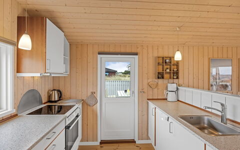 Fridgerd - 300M from the Sea: Madera, Piso, Suelo, Cocina, Casa, Manchas De Madera, Madera Dura, Mostrador, Suelos De Madera, Tablón