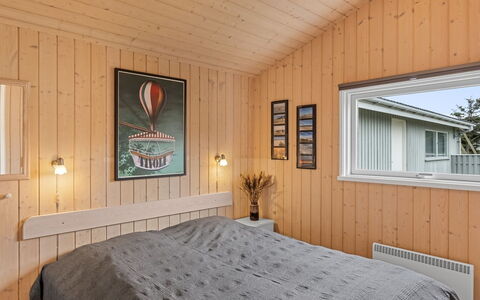 Fridgerd - 300M from the Sea: Madera, Habitación, Cama, Diseño De Interiores, Techo, Sábana, Lecho, Marco De La Cama, Mueble, Suelo