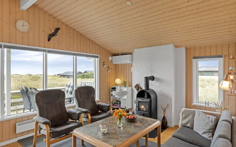 Fridgerd - 300M from the Sea: Casa, Cabaña, Techo, Sala, Madera Dura, Manchas De Madera, Cuarto De Troncos, Suelos De Madera, Electrodoméstico, Tablón