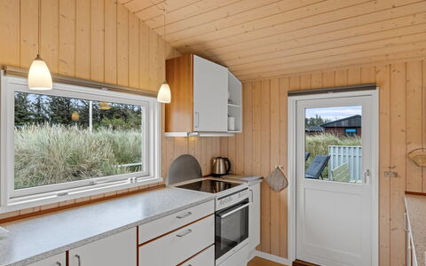 Fridgerd - 300M from the Sea: Madera, Piso, Cocina, Suelo, Casa, Mostrador, Fregadero, Manchas De Madera, Techo, Lavabo