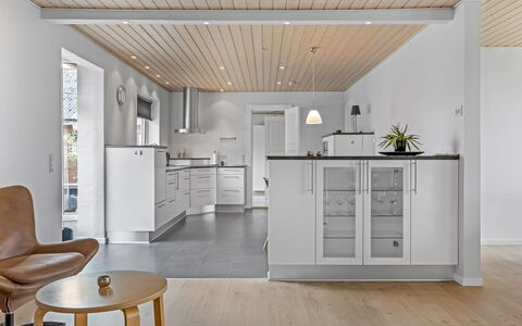 Kukka - 16Km from the Sea: Piso, Mueble, Diseño De Interiores, Suelo, Suelos De Madera, Madera, Cocina, Techo, Mostrador, Gabinetes
