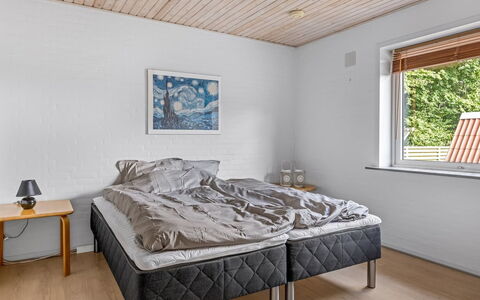 Kukka - 16Km from the Sea: Madera, Diseño De Interiores, Habitación, Suelo, Piso, Techo, Cama, Lecho, Linos, Marco De La Cama