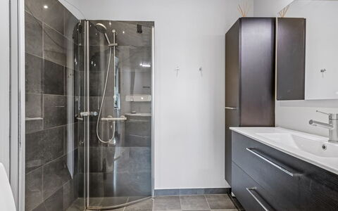 Kukka - 16Km from the Sea: Piso, Arreglo De Tubería, Suelo, Baño, Diseño De Interiores, Lavabo, Plomería, Grifo, Mueble De Baño, Lavabo Del Baño