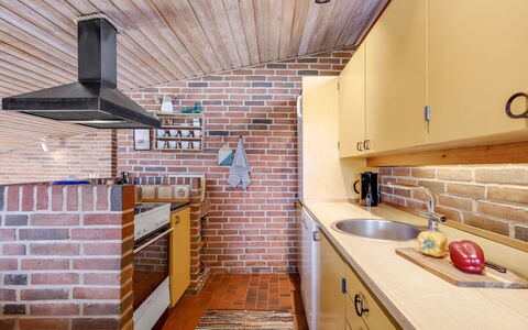 Imelda - 700M from the Sea: Pared, Diseño De Interiores, Piso, Madera, Cocina, Techo, Mostrador, Lámpara, Suelo, Mueble