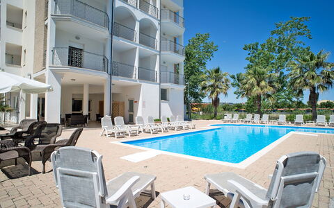 Tortoreto Apartment Close To The Sea, Ac,wi -fi: Azul, Piscina, Material Compuesto, Mueble Para Exteriores, Sombra, Recurso, Sunlounger, Hotel, Balcón