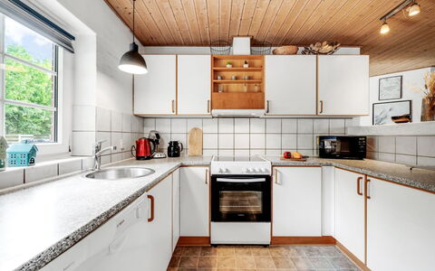 Ulf - 2Km from the Sea: Cocina, Aparato De Cocina, Mostrador, Electrodoméstico, Madera, Piso, Gabinetes, Diseño De Interiores, Techo, Arreglo De Tubería