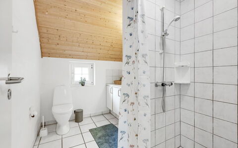 Ulf - 2Km from the Sea: Arreglo De Tubería, Piso, Suelo, Baño, Diseño De Interiores, Plomería, Techo, Grifo, Casa, Material Compuesto