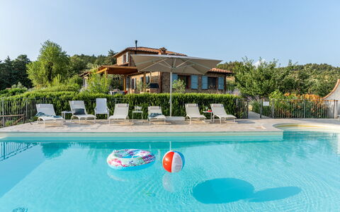 Casale Sunset: Piscina, Mueble Para Exteriores, Recurso, Paraguas, Eco Hotel, Silla, Mesa Al Aire Libre, Paisajismo, Villa, Thermae