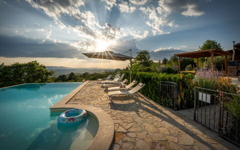 Casale Sunset: Piscina, Paisaje, Luz De Sol, Eco Hotel, Recurso, Mueble Para Exteriores, Ocio, Paisajismo, Noche, Paraguas