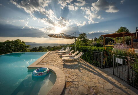 Casale Sunset: Piscina, Paisaje, Luz De Sol, Eco Hotel, Recurso, Mueble Para Exteriores, Ocio, Paisajismo, Noche, Paraguas