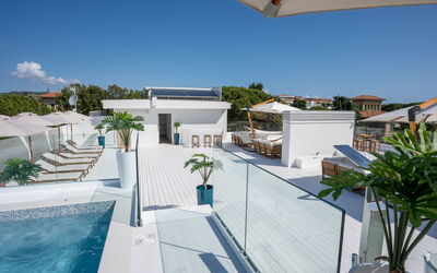 Suite Pineto Pool And Seaside: Recurso, Piscina, Diseño Urbano, Casa, Paraguas, Sombra, Mueble Para Exteriores, Departamento, Inmuebles, Eco Hotel