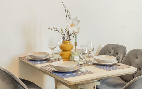 Prague Centre 109: Mueble, Diseño De Interiores, Madera, Mesa, Piso, Silla, Vajilla, Comedor, Suelo, Cocina Y Comedor Mesa
