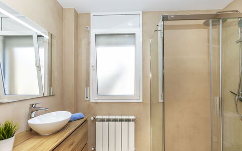 Together: Baño, Diseño De Interiores, Piso, Suelo, Arreglo De Tubería, Pared, Madera, Espejo, Grifo, Habitación