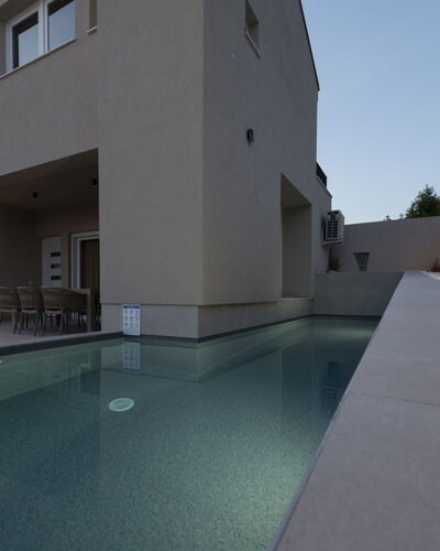 Ivica & Marica: Pared, Arquitectura, Piscina, Barrio Residencial, Casa, Material Compuesto, Hormigón, Inmuebles, Sombra, Diseño