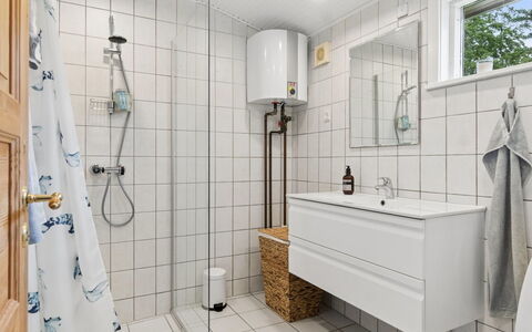 Catalin - 50M from the Sea: Piso, Suelo, Arreglo De Tubería, Diseño De Interiores, Baño, Plomería, Loseta, Lavabo, Grifo, Baño