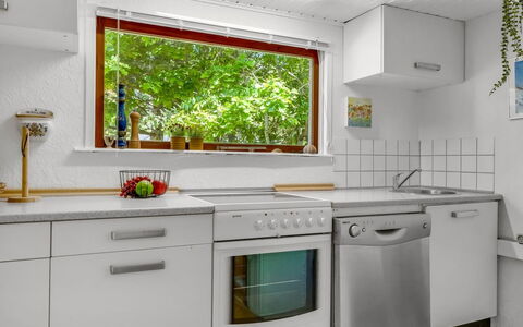Goodje - 400M from the Sea: Cocina, Aparato De Cocina, Electrodoméstico, Mostrador, Electrodoméstico, Diseño De Interiores, Piso, Grifo, Fregadero, Arreglo De Tubería