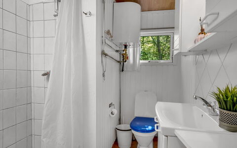 Goodje - 400M from the Sea: Arreglo De Tubería, Baño, Baño, Asiento Del Baño, Diseño De Interiores, Piso, Lavabo, Plomería, Suelo, Lavabo Del Baño