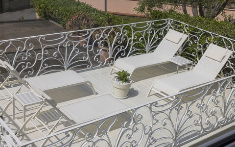 Villa Solaris: Balcón, Maceta, Metal, Hierro, Pretil, Mueble Para Exteriores, Planta De Casa, Balaustre, Acero, Mesa Al Aire Libre