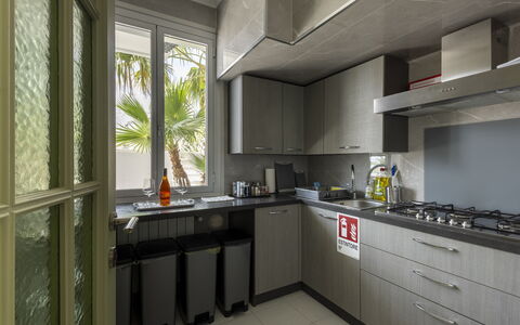 Villa Solaris: Aparato De Cocina, Cocina, Mostrador, Electrodoméstico, Estufa De Cocina, Gabinetes, Electrodoméstico, Mueble, Estufa, Diseño De Interiores