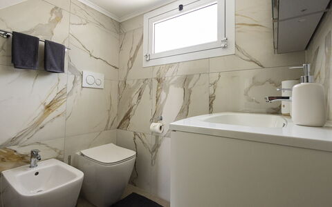 Villa Solaris: Piso, Arreglo De Tubería, Suelo, Baño, Diseño De Interiores, Asiento Del Baño, Baño, Plomería, Grifo, Lavabo