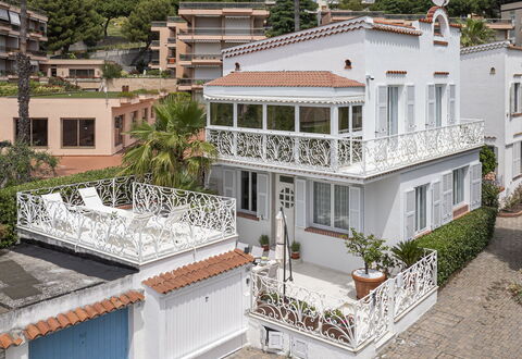 Villa Solaris: Ventana, Barrio Residencial, Casa, Casa, Fachada, Barrio, Arbusto, Balcón, Asentamientos Humanos, Departamento