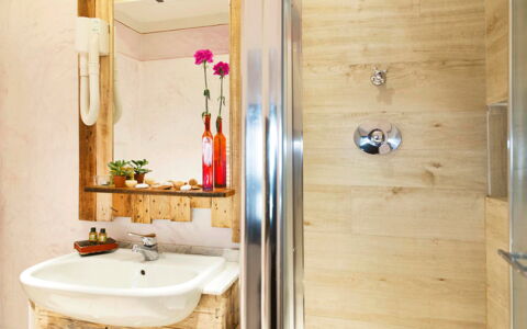 Il Canto Del Maggio: Baño, Lavabo Del Baño, Arreglo De Tubería, Madera, Espejo, Diseño De Interiores, Piso, Grifo, Lavabo, Plomería