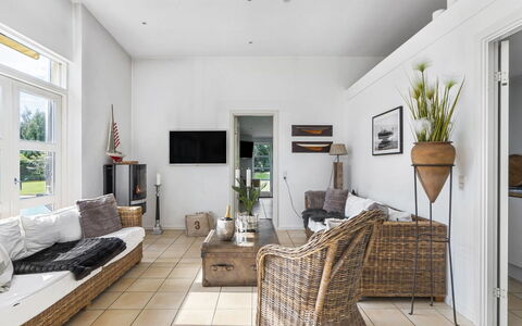 Mads - 1.2Km from the Sea: Mueble, Piso, Sofá, Suelo, Diseño De Interiores, Madera, Sala, Techo, Mesa, Suelos De Madera