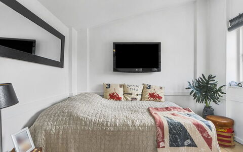 Mads - 1.2Km from the Sea: Mueble, Cama, Diseño De Interiores, Habitación, Pared, Lecho, Sábana, Habitación, Suelo, Piso