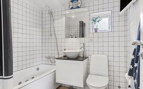 Mads - 1.2Km from the Sea: Baño, Arreglo De Tubería, Diseño De Interiores, Baño, Lavabo, Asiento Del Baño, Piso, Suelo, Grifo, Loseta