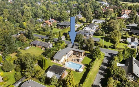 Mads - 1.2Km from the Sea: Barrio Residencial, Vista Panorámica, Piscina, Casa, Diseño Urbano, Suburbio, Inmuebles, Paisajismo, Fotografía Aérea, Jardín