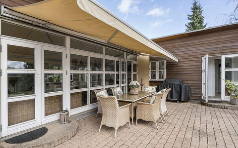 Mads - 1.2Km from the Sea: Madera, Mueble, Techo, Sombra, Casa, Mueble Para Exteriores, Silla, Puerta, Toldo, Porche