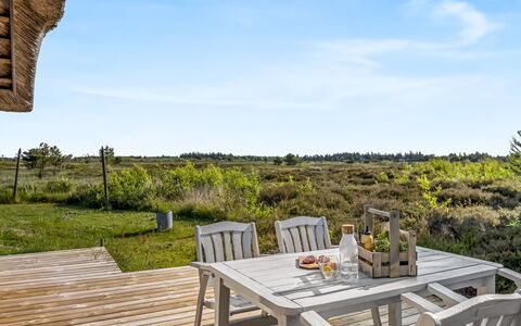 Esma - 3Km from the Sea: Edificio, Casa, Ventana, Casa, Techo, Barrio Residencial, Arbusto, Cabaña, El Terreno Del Lote