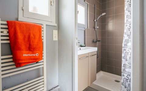 Le Nyce: Pared, Arreglo De Tubería, Piso, Baño, Suelo, Diseño De Interiores, Plomería, Baño, Habitación, Grifo