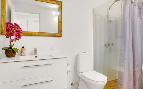 Nis - 900M from the Sea: Baño, Arreglo De Tubería, Piso, Suelo, Diseño De Interiores, Baño, Mueble De Baño, Asiento Del Baño, Plomería, Grifo